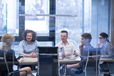 Başlangıç iş takım modern ofis binasındaki toplantıda