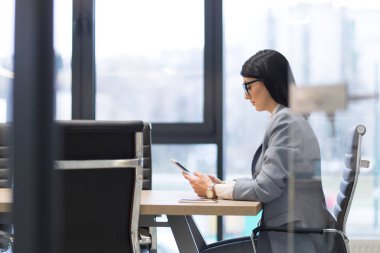 Tablet kullanan iş kadını