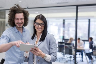 İş insanlar çalışma ile Tablet başlangıç Office