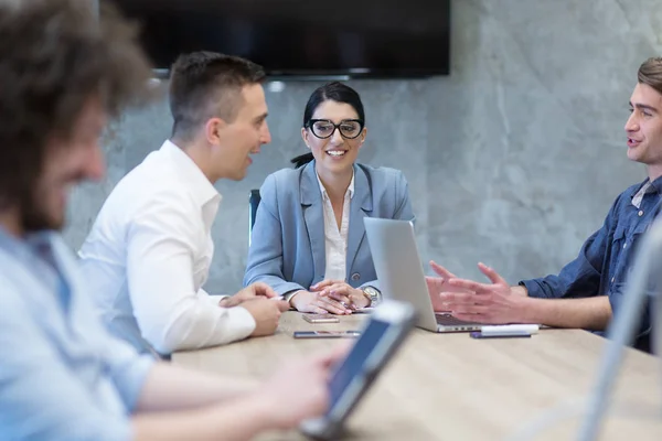 Startup Business Team na setkání v moderní kancelářské budově — Stock fotografie