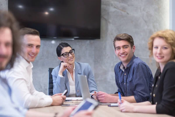 Démarrage d'une équipe d'affaires à une réunion dans un immeuble de bureaux moderne — Photo