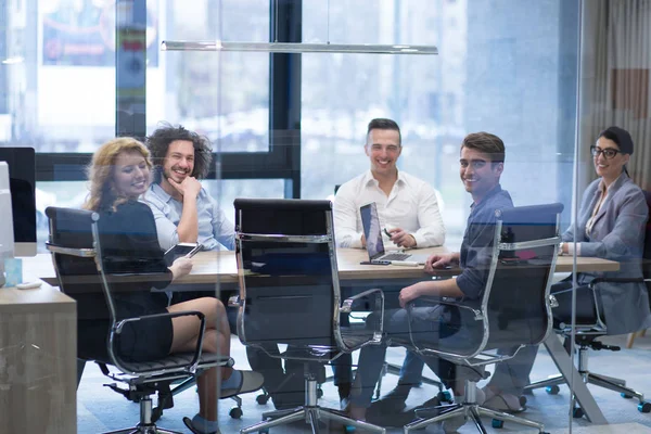 Démarrage d'une équipe d'affaires à une réunion dans un immeuble de bureaux moderne — Photo