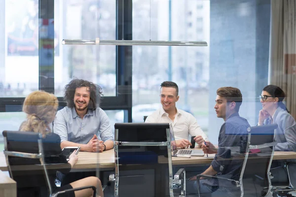 Başlangıç iş takım modern ofis binasındaki toplantıda