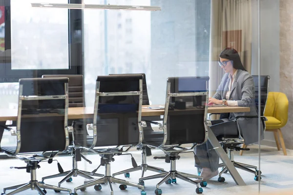 Zakenvrouw met behulp van een laptop in opstarten kantoor — Stockfoto