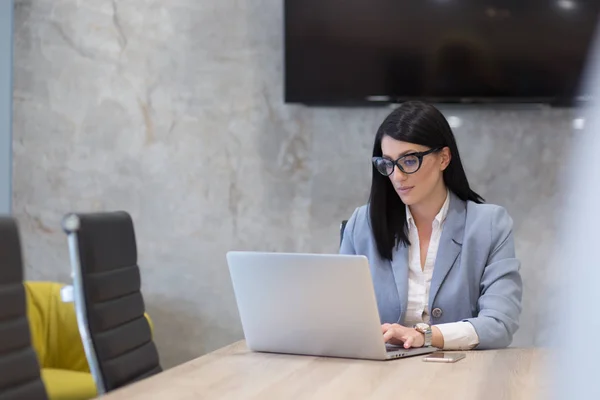 Femme d'affaires utilisant un ordinateur portable dans le bureau de démarrage — Photo