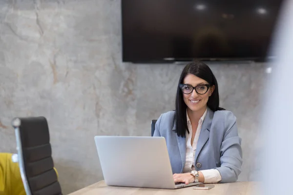 Empresária usando um laptop no escritório de inicialização — Fotografia de Stock