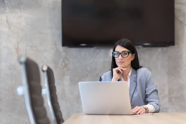 Femme d'affaires utilisant un ordinateur portable dans le bureau de démarrage — Photo