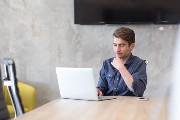 Empresário trabalhando usando um laptop no escritório de inicialização — Fotografia de Stock