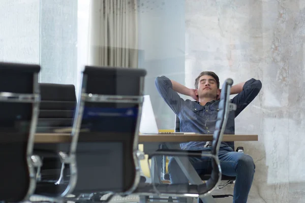 Joven hombre de negocios relajarse en el escritorio —  Fotos de Stock