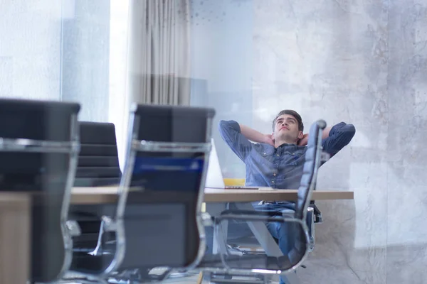 Jovem empresário relaxante na mesa — Fotografia de Stock