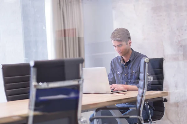 Бізнесмен працює за допомогою ноутбука в стартовому офісі — стокове фото
