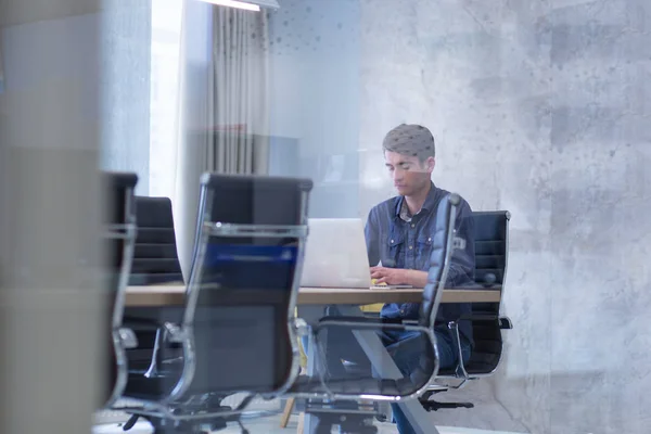 Uomo d'affari che lavora con un computer portatile in ufficio startup — Foto Stock