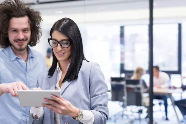 Företag personer arbetar med surfplatta i Start office — Stockfoto