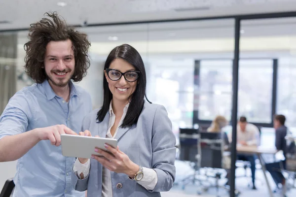 İş insanlar çalışma ile Tablet başlangıç Office