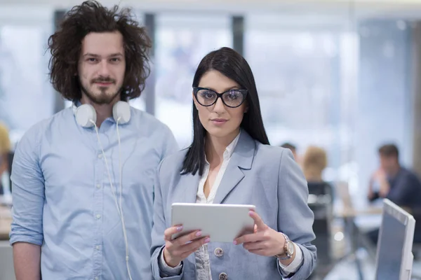 Företag personer arbetar med surfplatta i Start office — Stockfoto