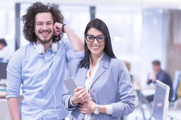 Gente de negocios trabajando con la tableta en la oficina de inicio — Foto de Stock