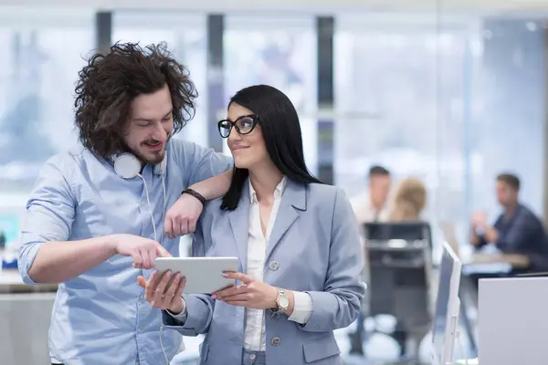 İş insanlar çalışma ile Tablet başlangıç Office