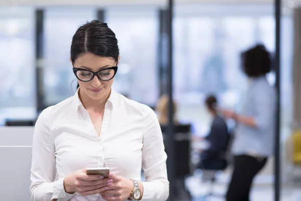 Mujer elegante usando teléfono móvil — Foto de Stock