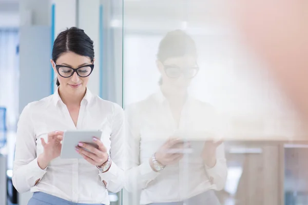 Biznes kobieta za pomocą cyfrowego tabletu — Zdjęcie stockowe