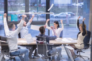 başlangıç grup genç iş adamları belgeleri atma