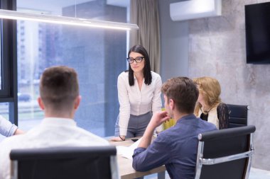 Başlangıç iş takım modern ofis binasındaki toplantıda