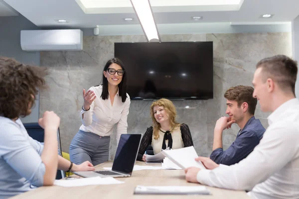 Opstarten Business Team tijdens bijeenkomst van moderne kantoorgebouw — Stockfoto