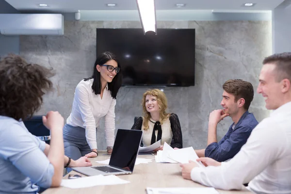 Start Business-Team vid möte på modern kontorsbyggnad — Stockfoto