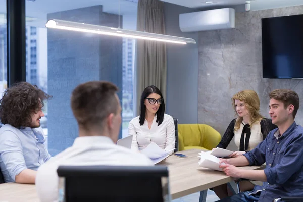 Başlangıç iş takım modern ofis binasındaki toplantıda