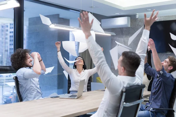 Opstarten groep van jonge zakenlui gooien van documenten — Stockfoto