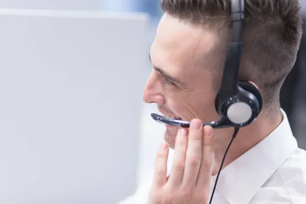 Manliga call center operatören gör sitt jobb — Stockfoto