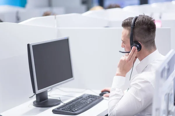 Manliga call center operatören gör sitt jobb — Stockfoto