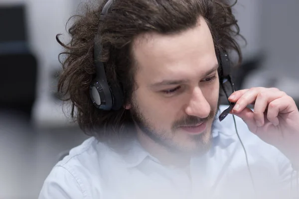 Operatore di call center maschile che fa il suo lavoro — Foto Stock