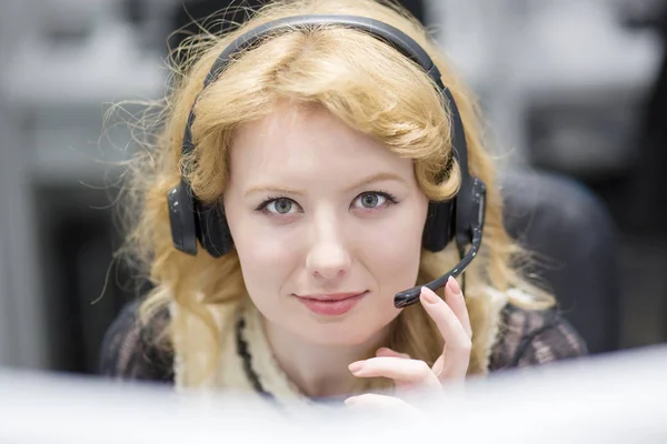 Callcenter-Betreiberin macht ihren Job — Stockfoto