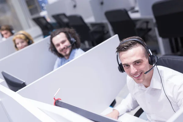 Manliga call centre operatören gör sitt jobb — Stockfoto