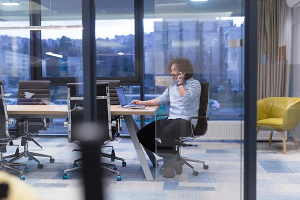 Young casual businessman using smartphone — Stock Photo, Image