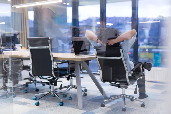 Jonge zakenman ontspannen aan de balie — Stockfoto