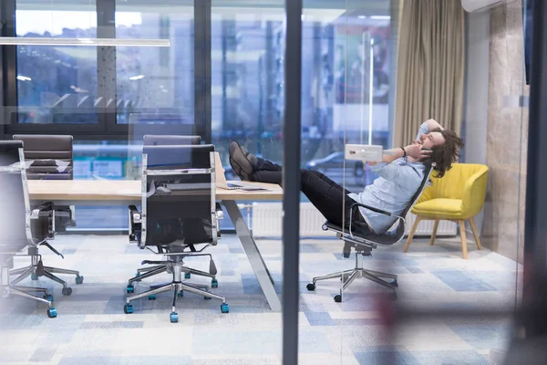 Zeit Zum Entspannen Junger Müder Geschäftsmann Entspannt Sich Schreibtisch Seinem — Stockfoto