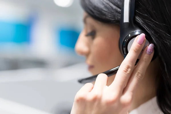 Operatore call center femminile che fa il suo lavoro — Foto Stock