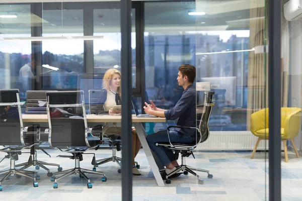 Startup Business Team na setkání v moderní kancelářské budově — Stock fotografie