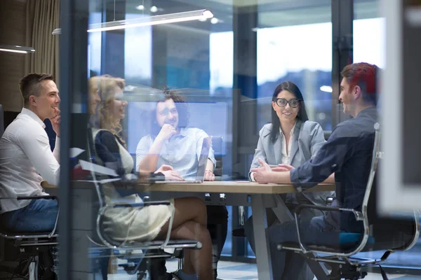 Startup Business Team em Reunião no edifício de escritórios moderno — Fotografia de Stock