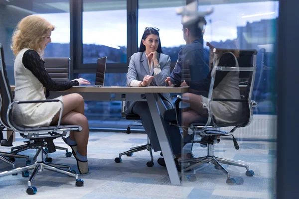 Startup Business Team en la reunión en el moderno edificio de oficinas — Foto de Stock