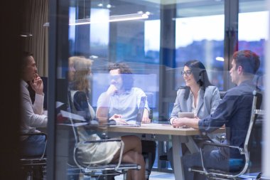 Başlangıç iş takım modern ofis binasındaki toplantıda