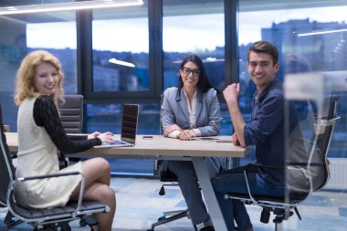 Başlangıç iş takım modern ofis binasındaki toplantıda