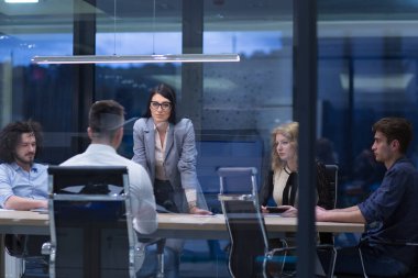 Başlangıç iş takım modern ofis binasındaki toplantıda