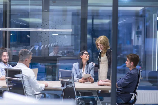 Start-up-Business-Team bei Treffen in modernem Bürogebäude — Stockfoto