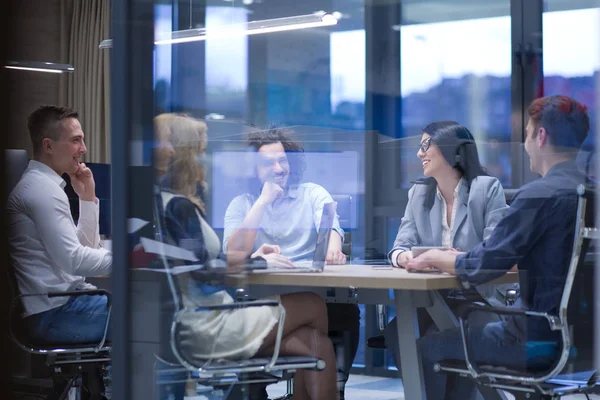 Startup Business Team en la reunión en el moderno edificio de oficinas — Foto de Stock