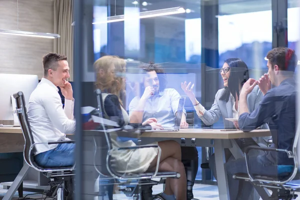 Startup Business Team em Reunião no edifício de escritórios moderno — Fotografia de Stock