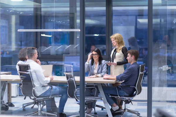 Startup Business Team em Reunião no edifício de escritórios moderno — Fotografia de Stock