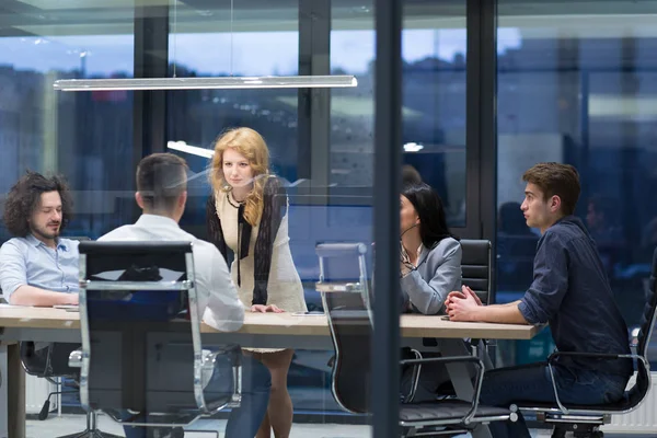 Startup Business Team en la reunión en el moderno edificio de oficinas — Foto de Stock