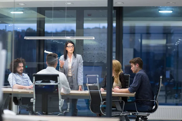 Démarrage d'une équipe d'affaires à une réunion dans un immeuble de bureaux moderne — Photo